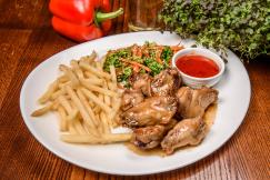 Пикантные куриные крылышки с картофелем фри 180/130/40г
